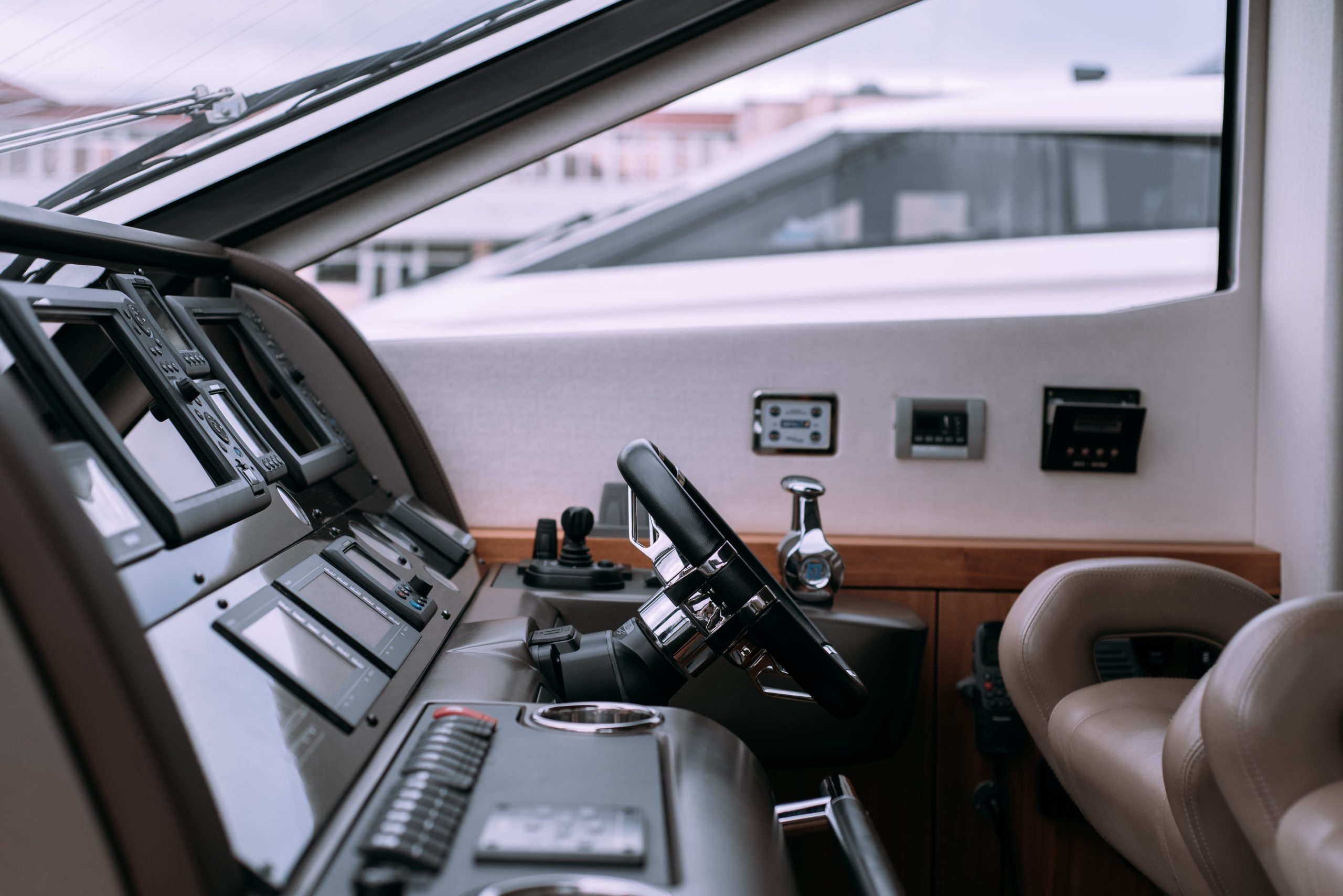 Yacht helm